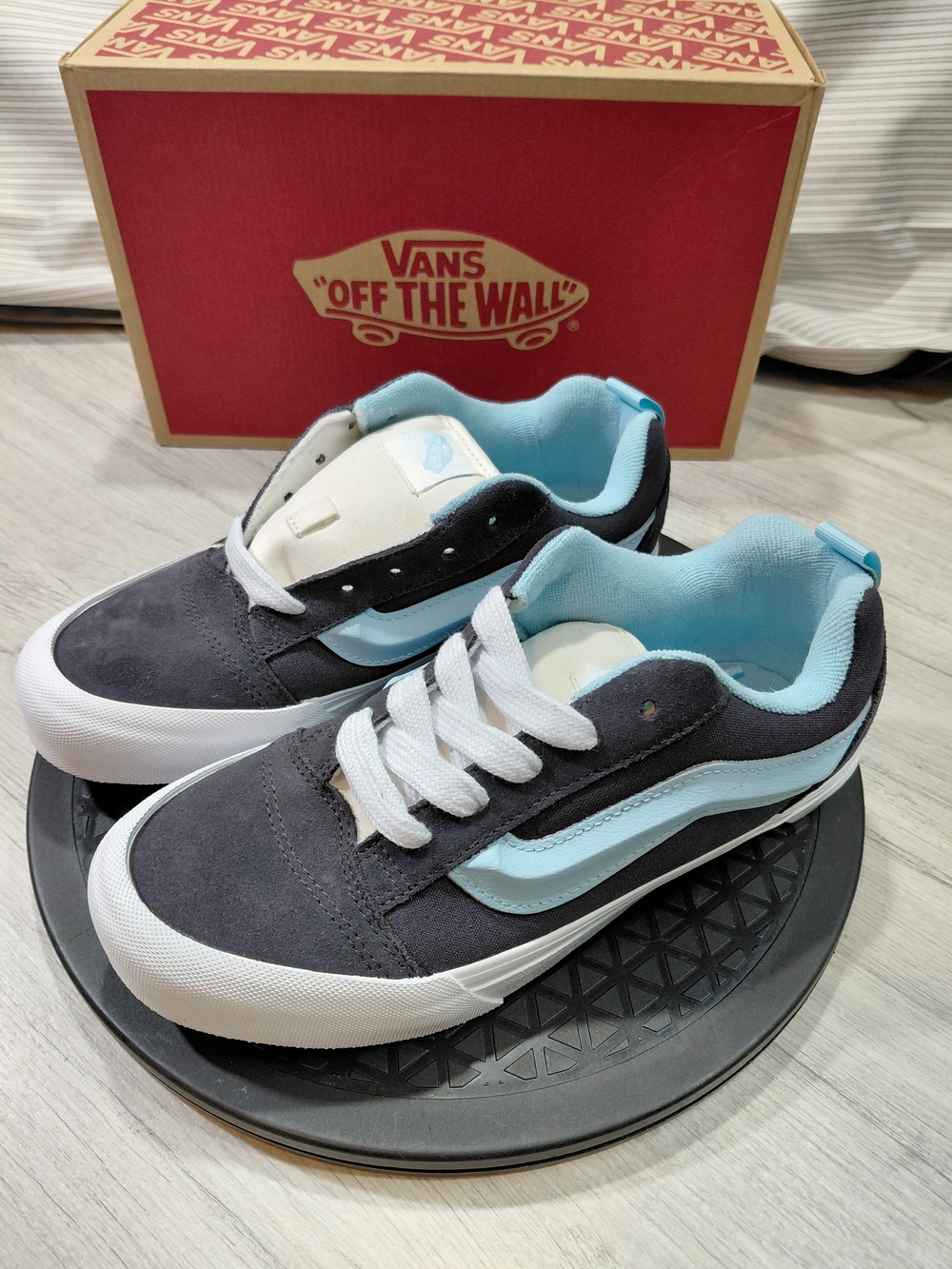 NWT Vans Knu Skool Low Top Skate Sneakers in Navy & Light Blue SIZE W7.5 YOUTH 6
